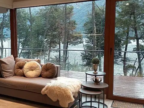 Excelente departamento con vista al Lago, amoblado y con cochera particular.