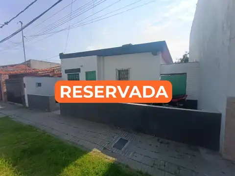 CASA EN VENTA a 1 cuadra de Aristóbulo