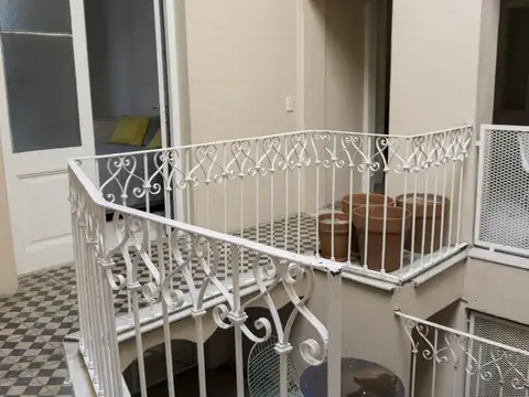 PH DE 9 AMBIENTES CON PATIO Y ENTRADA INDEPENDIENTE.