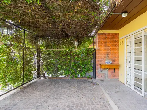 PH en venta de 2 ambientes con patio y cochera