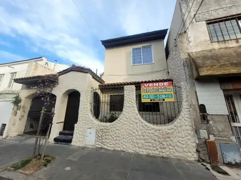 En VENTA - Casa de 4 amb con garage + depto 3 amb y terraza