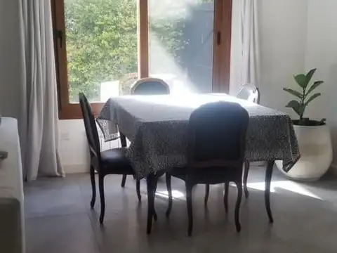 Casa en venta sobre lote de 300mts2. 3 ambientes. 2 baños. Cochera.