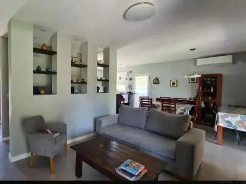 Casa 5 ambientes con 2 baños