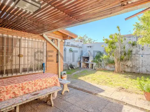 Casa 3 ambientes con jardín, parrilla y cochera en Loma Hermosa - Acepta Permuta