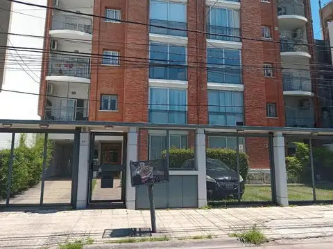 DEPARTAMENTO, CON COCHERA, EN VENTA. CASTELAR CENTRO.