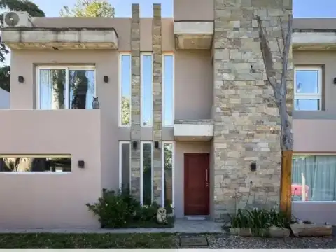 CASA EN VENTA 4 AMBIENTES EN LA UNION CON PARQUE