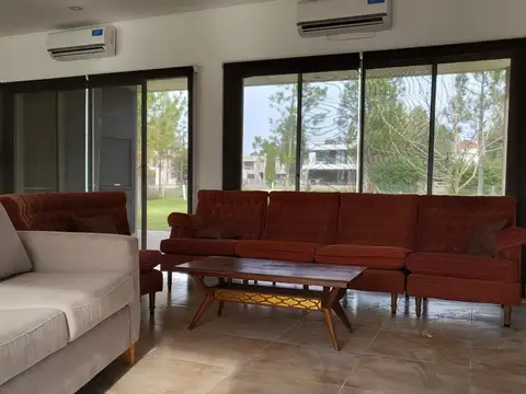 Casa en Alquiler Temporal en Club Miralagos, USD 2.100