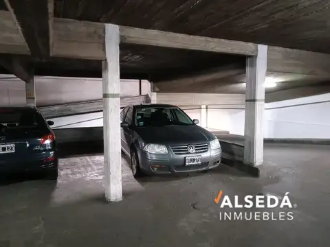 Cochera en  San Luis al 900 - Apta para camioneta