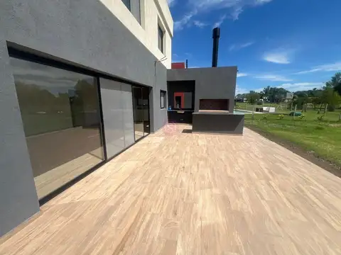 Casa  en Venta en Santa Lucia, Pilar del Este, Pilar