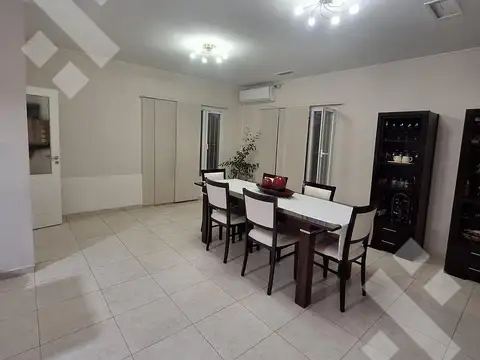 Casa 9 ambientes con 3 baños