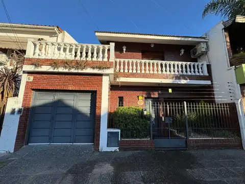 VENTA CASA 4 AMB COCHERA Y FONDO MERLO CENTRO