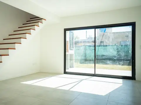 Casa de 2 dorm con cochera, jardín y pileta en Fisherton