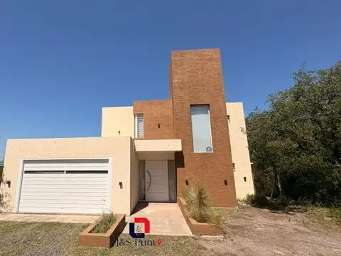 Casa en Venta con 4 cocheras