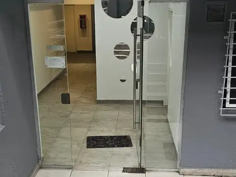 MONOAMBIENTE AL FRENTE  DIVISIBLE CON BALCON  34M2 - BAJAS EXPENSAS - TERRAZA C/PARRILLA - 8 AÑOS ANTIG