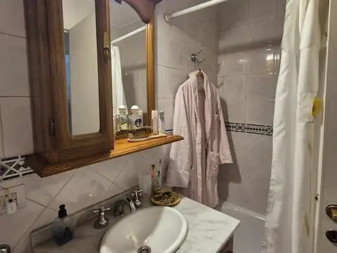 Amplio dos ambientes al frente, amplio balcon  con baulera dentro del departamento.50m2 aprox