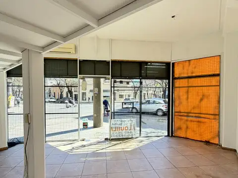 Local comercial a la calle. Excelente estado. Entrepiso para deposito