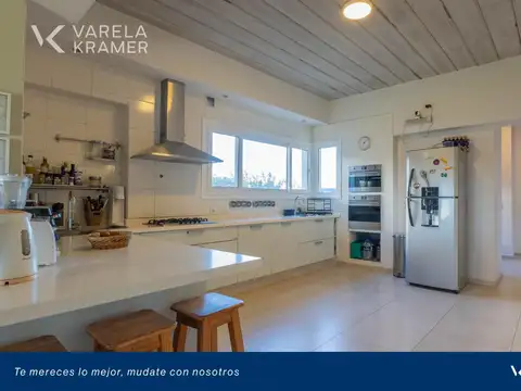 Casa 6 ambientes con 4 baños