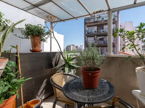 Venta departamento 2 ambientes frente, luminoso y con cochera. Apto Credito