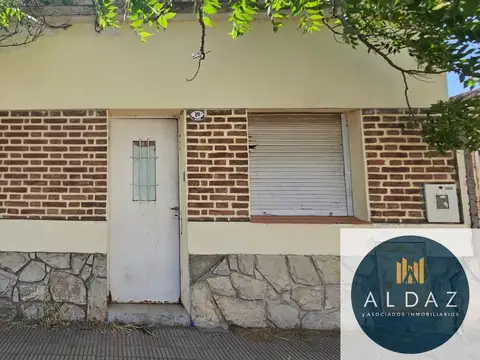 EN VENTA Casa a reciclar Mendoza 100