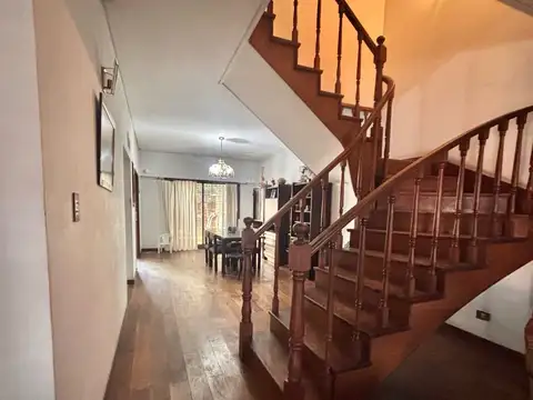 Casa en venta en FLORES, 5 AMBIENTES CON PARQUE Y PISCINA