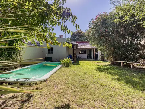 32 e/ 20 y 21 - LOTE 300m2 - 2 DORM. JARDIN Y PISCINA