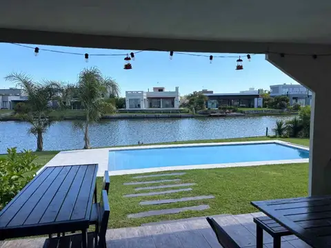 Casa 4 ambientes con 2 baños