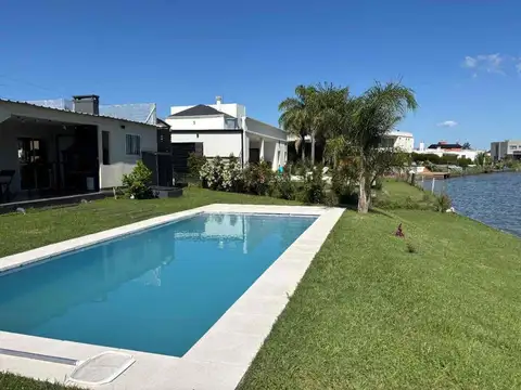 Casa en Venta con 3 cocheras