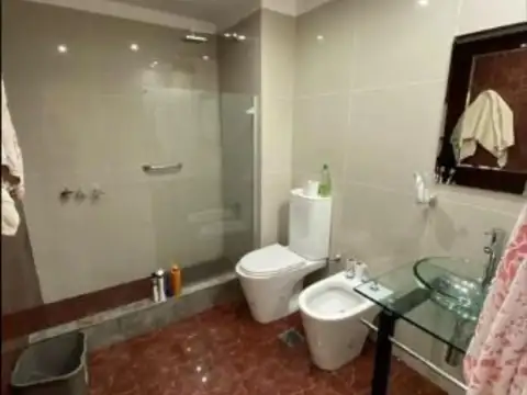 Casa 6 ambientes con 5 baños