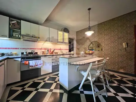 EXCELENTE CASA DE 7 AMB C/COCHERA  QUINCHO PARRILLA Y PILETA