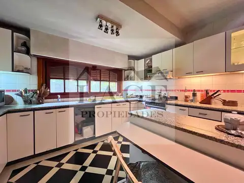 Casa 5 ambientes con 3 baños