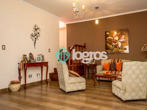 Casa en Venta con 2 cocheras