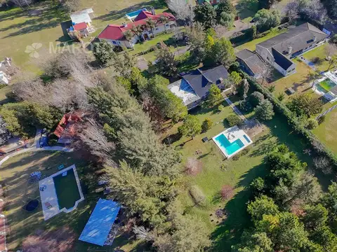 Venta casa 3 ambientes sobre amplio parque con piscina -MAROTO PROPIEDADES