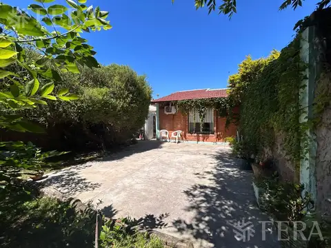 Venta de casa 6 ambientes con cochera en Villa Dominico