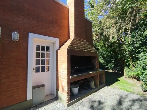 Casa en Alquiler con 2 cocheras