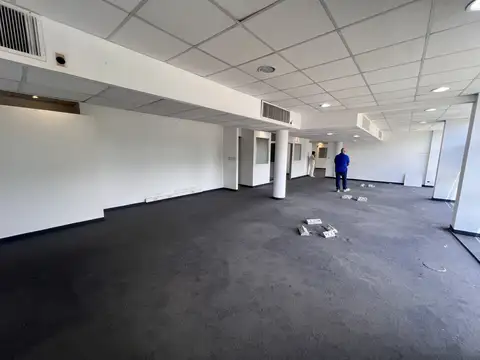 Oficina en Alquiler con 2 cocheras