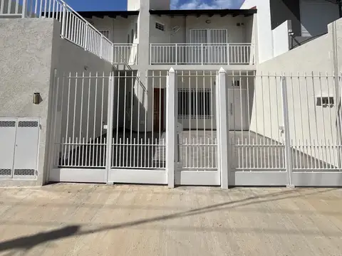 Depto T/Casa 3 amb al frente con patio y entrada de auto