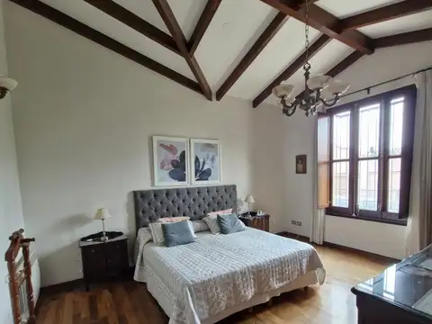 Casa en Venta con 4 cocheras