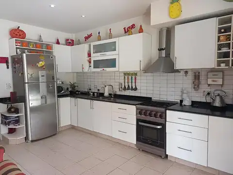 Venta Casa con Piscina en Maquinista Savio Escobar