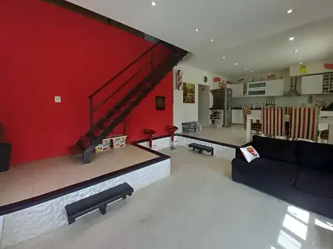 Casa 4 ambientes con 2 baños