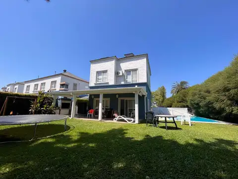 Casa 4 ambientes con 2 baños