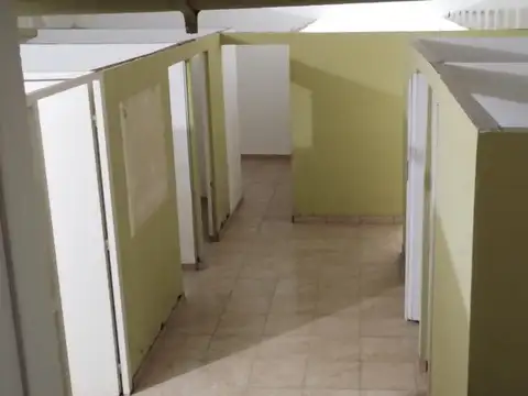 150m2 El alquiler incluye las expensas y el aire acondicionado central frío calor.