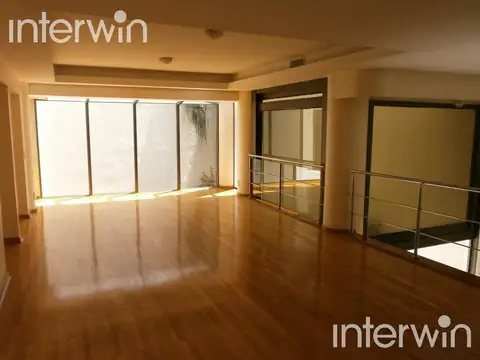 Casa en Alquiler con 5 cocheras