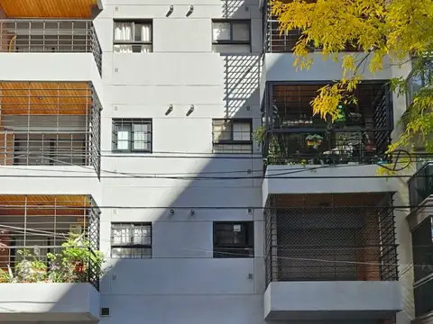 Excelente semi piso de 3 amb con patio y cochera