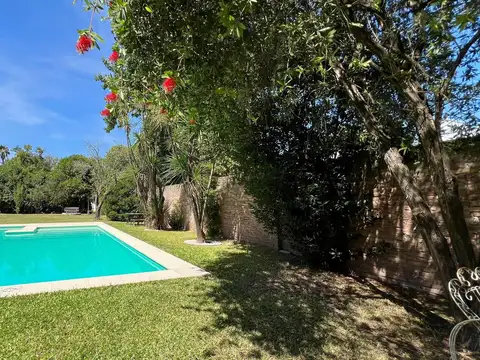 CASA EN VENTA EN FUNES CON GRAN JARDIN Y PISCINA