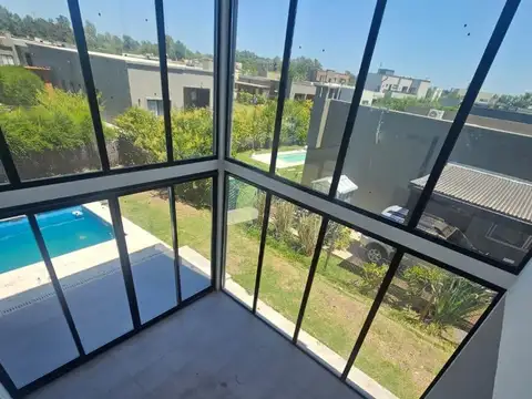 Casa 5 ambientes con 4 baños