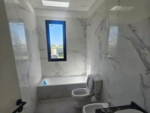 Casa en Venta con 3 cocheras