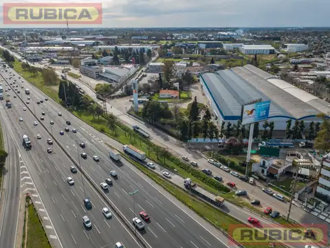 Casa apta comercial sobre colectora con carteles de publicidad