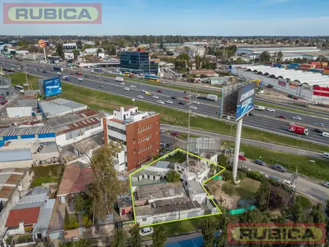 Casa apta comercial sobre colectora con carteles de publicidad