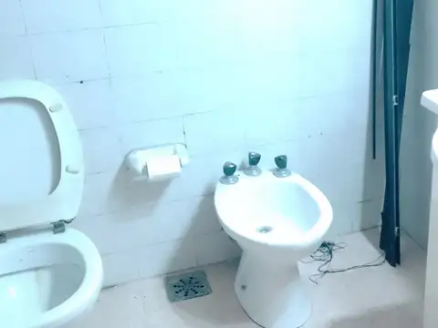 PH tipo casa en venta en Barracas PB  2 ambientes amplios cocina y baño completo . más 3 ambientes en ENTRE PISO con dos patios oportunidad unica dueño directo