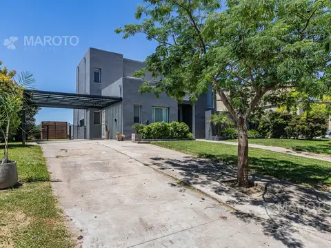 Casa en Venta con 2 cocheras